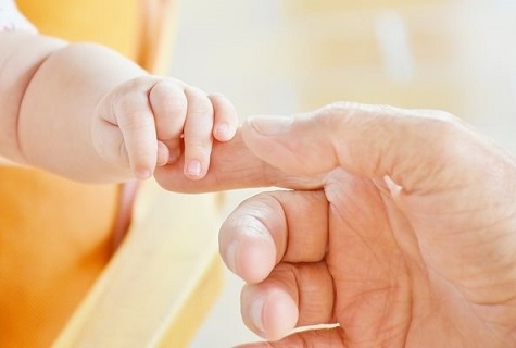 Разменените бебета вече са при истинските родители