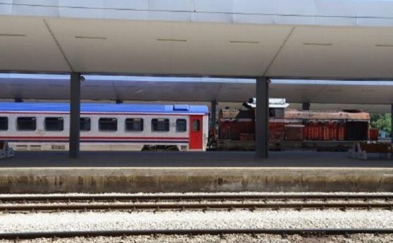 Два влака се сблъскаха на Централна гара