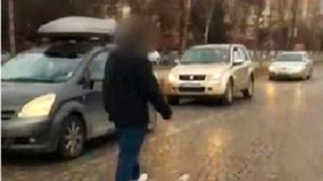 Поредна лудост: Хвърлят се пред коли