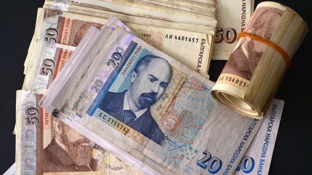 Парите на политиците
