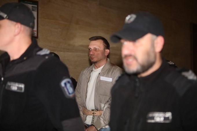 Д-р Хасърджиев, обвинен в сексафера остава в ареста