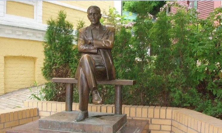 Киев сваля паметника на Михаил Булгаков (ГАЛЕРИЯ)
