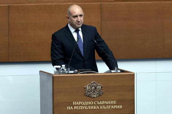 Радев даде обяснения за револвера от НАТО